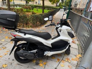 Moto Scooter Blanca y Negra Automática