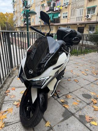 Moto Scooter Blanca y Negra Automática