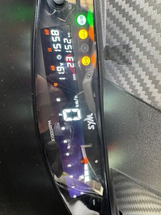 Moto Scooter Blanca y Negra Automática