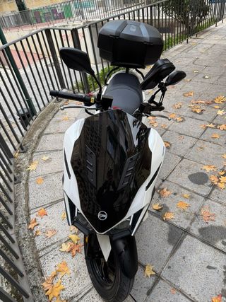 Moto Scooter Blanca y Negra Automática