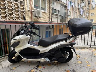 Moto Scooter Blanca y Negra Automática