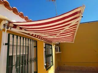 Toldo exterior rayas granate y blancas.