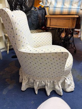 Butaca descalzadora con estampado de lunares