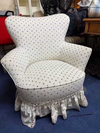 Butaca descalzadora con estampado de lunares