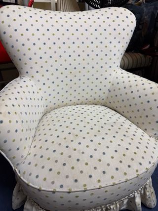 Butaca descalzadora con estampado de lunares