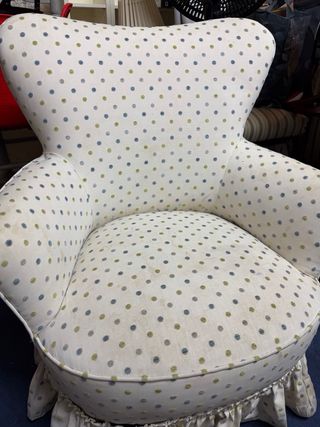 Butaca descalzadora con estampado de lunares