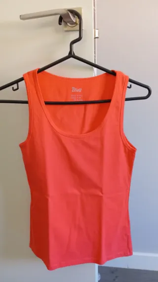 2 Camisetas básicas Mujer. Una S y otra XS.