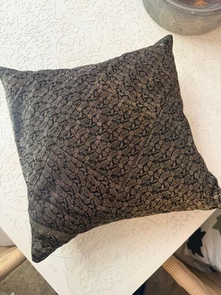 Cojín Bohemio Negro y Dorado