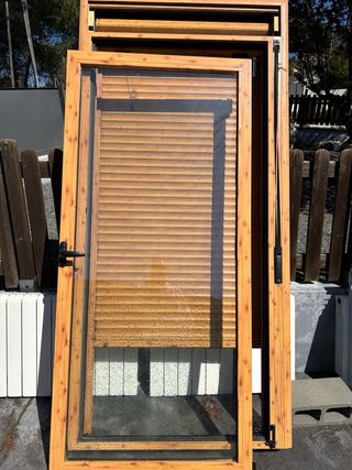 Puerta de aluminio con persiana, apertura interior