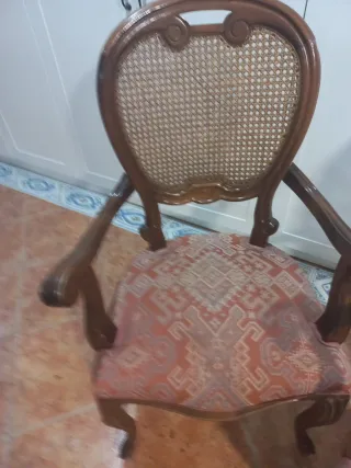 Sillones antiguos de madera y rejilla