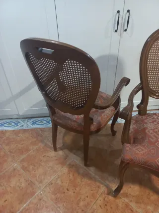 Sillones antiguos de madera y rejilla