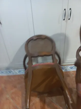 Sillones antiguos de madera y rejilla