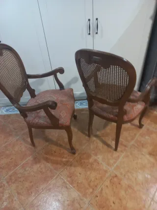 Sillones antiguos de madera y rejilla