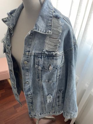 Chaqueta vaquera oversize desgastada