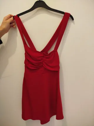 Top rojo con tirantes cruzados