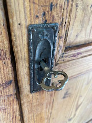 Mueble antiguo de madera