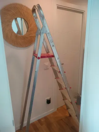 Escalera aluminio plegable 6 peldaños