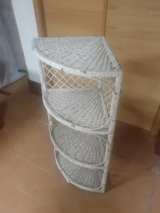 Estantería rinconera de mimbre blanca