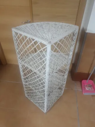 Estantería rinconera de mimbre blanca