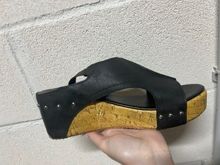 Sandalias cuña negras con tachuelas