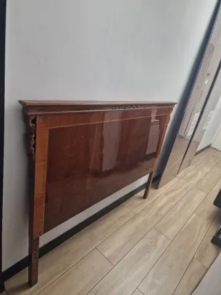 Cabecero de madera marrón