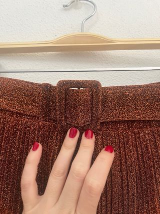 Falda midi brillante naranja y dorada