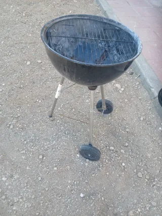 Barbacoa de carbón negra con ruedas