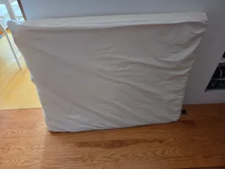 Cama para mascotas gris con bordes