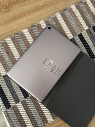 Huawei Mediapad M5 Lite con funda