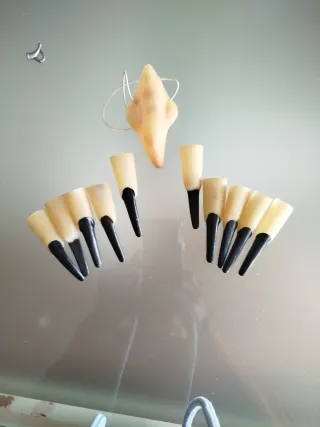 Disfraz Monja Talla Única nariz aguileña y uñas