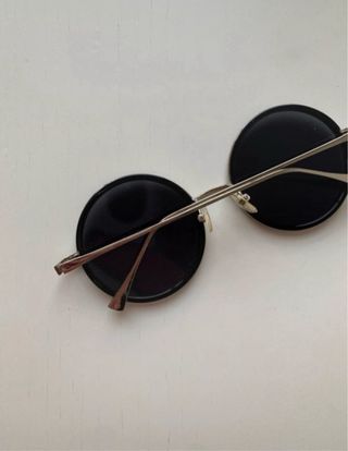 Gafas de sol redondas negras y plateadas