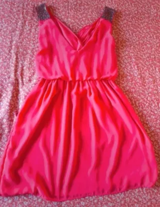 Vestido de fiesta rojo con pedrería