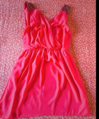 Vestido de fiesta rojo con pedrería