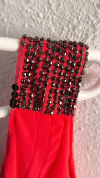 Vestido de fiesta rojo con pedrería