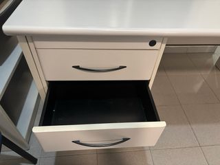 Mesa de despacho de madera blanca