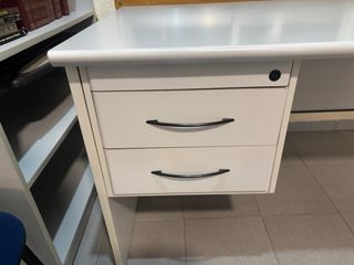 Mesa de despacho de madera blanca