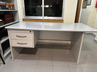 Mesa de despacho de madera blanca