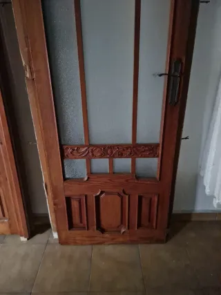 Puerta madera acristalada