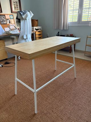 Escritorio de bambú y metal