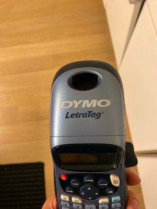 Etichettatrice Dymo. Con cartucce miste.