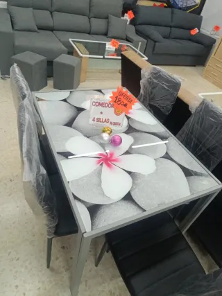 Comedor Mesa Cristal Negra y Sillas Blancas