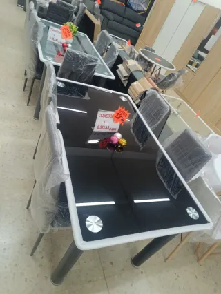 Comedor Mesa Cristal Negra y Sillas Blancas