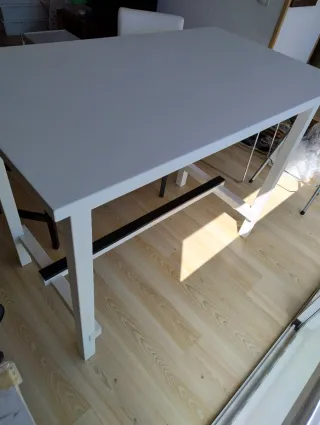 Mesa alta y 2 taburetes a juego. Solo hoy 150€