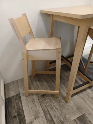 Mesa alta madera y 2 taburetes madera. IKEA