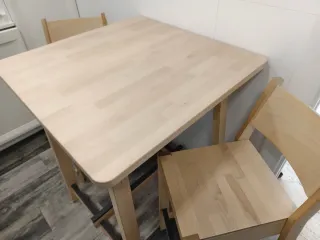 Mesa alta madera y 2 taburetes madera. IKEA