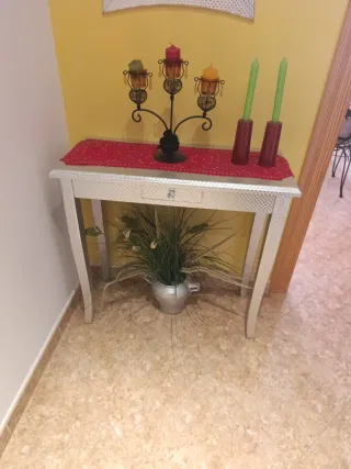 Mueble recibidor plateado