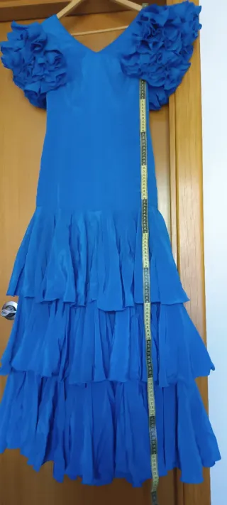 Traje de flamenca azul con volantes