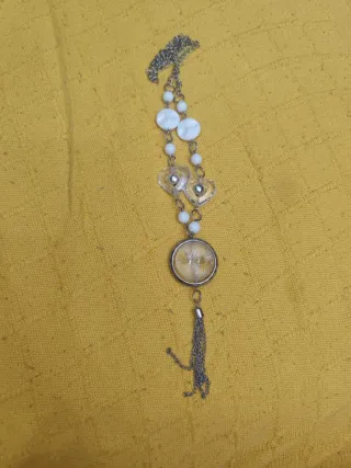 Collar plateado con colgante de corazón y borla