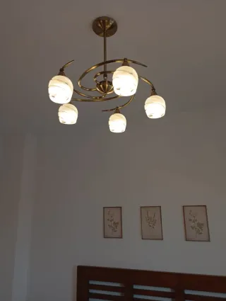 Lámpara de mesa dorada y transparente