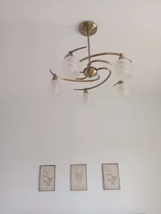 Lámpara de mesa dorada y transparente